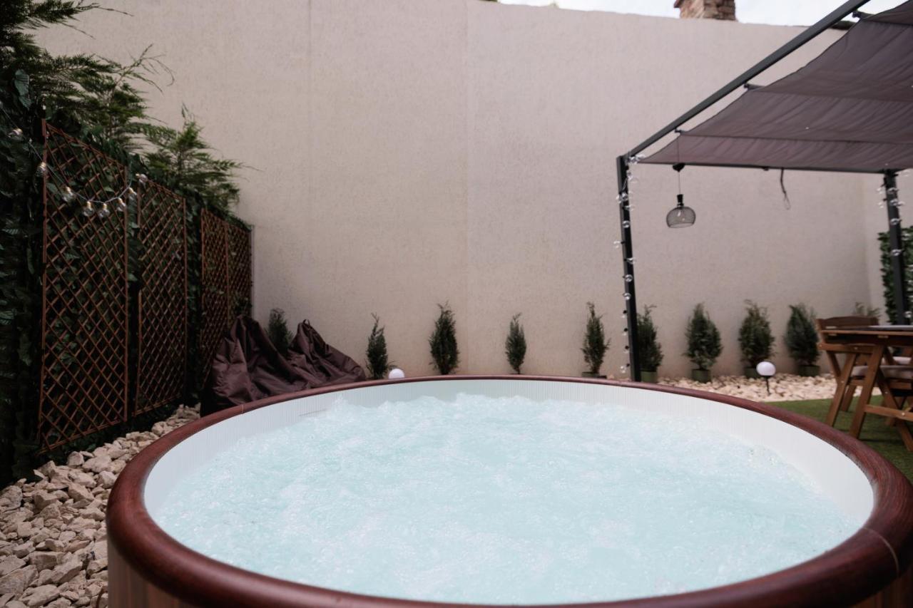 Downtown Hidden Garden With Jacuzzi In Bucharest 아파트 외부 사진